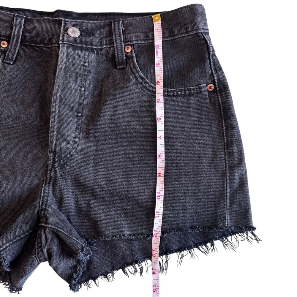 Levi's Women's 501 Original High Rise Shorts 2.5 In - Black Distressed Size 29 - Picture 9 of 12
